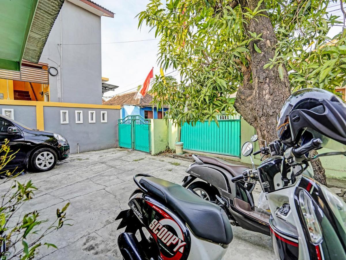 Spot On 91595 Sruni Syariah Hotel Gedangan Exterior foto